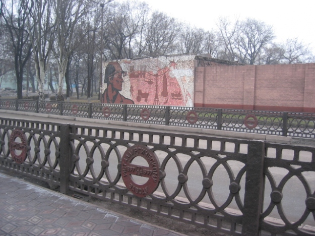 Soviet wall frescoes remind us of an other era.
